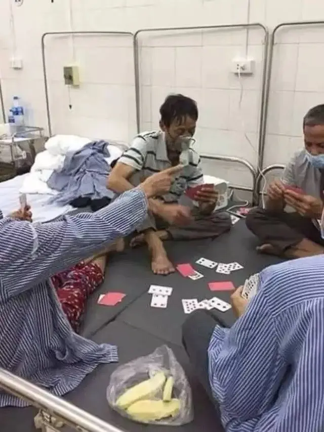Bikin Susah, Ini 10 Potret Nyeleneh Orang saat Jenguk Teman di Rumah Sakit