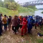 Evakuasi bocah yang tenggelam di Sungai Comal, Pemalang. (Foto: Liputan6.com/Humas Polres Pemalang)