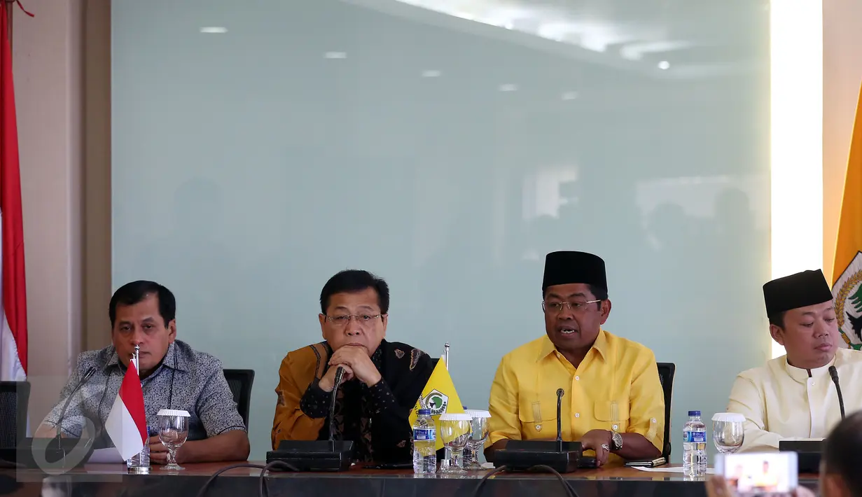 (ki-ka) Nurdin Halid, Setya Novanto, Idrus Marham dan Nusron Wahid saat memberikan keterangan mengenai pelaksanaan Pilkada Serentak tahun 2017 di Kantor DPP Partai Golkar, Slipi, Jakarta, Jumat (17/2).  (Liputan6.com/Johan Tallo)