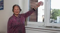 Nenek 76 Tahun Bertaruh Nyawa demi Bersih Jendelanya