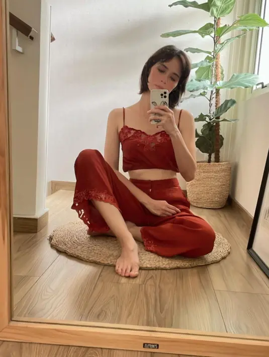 Punya body goals, tak jarang Renata Kusmanto pamer foto-foto menunjukkan perut ratanya. (FOTO: instagram.com/renata711)