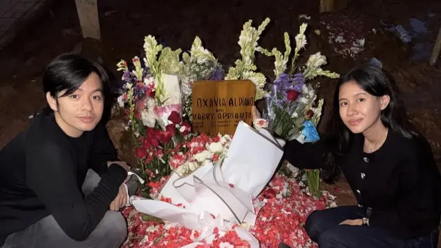 Shenina Cinnamon salah satu artis dan sahabat Vidi Aldiano yang hadir di pemakaman. [@sheninacinnamon]