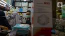 Pedagang melayani pembeli di salah satu toko penjualan masker di Pasar Pramuka, Jakarta Timur, Rabu (4/3/2020). Polda Metro Jaya menggelar sidak di Pasar Pramuka untuk menyikapi lonjakan harga dan kelangkaan masker di pasaran terkait virus corona atau COVID-19. (merdeka.com/Imam Buhori)