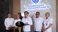 Menaker Yassierli memberikan keterangan pers terkait Program Magang Nasional di Gedung Kemnaker, Jakarta. ©Kemnaker.