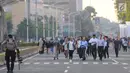 Sejumlah karyawan terpaksa berjalan kaki usai pulang kerja di kawasan Thamrin, Jakarta, Selasa (21/5). Akibat adanya aksi masa tolak hasil pemilu 2019 membuat sejumlah ruas jalan di kawasan tersebut di tutup. (Liputan6.com/Angga Yuniar)