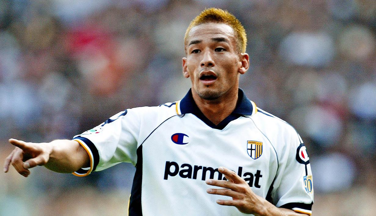 9. Hidetoshi Nakata - Mantan gelandang Parma Serie A, pada usia 29 tahun memutuskan pensiun karena ingin fokus di dunia modeling. (AFP/Paolo Cocco)