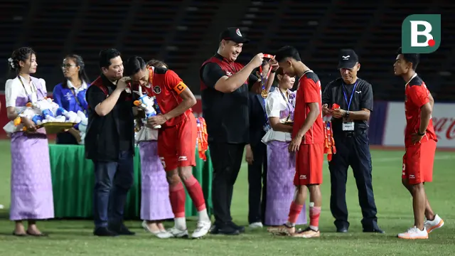 Foto: Membanggakan, Momen Timnas Indonesia U-22 Merayakan Medali Emas SEA Games 2023 di Podium