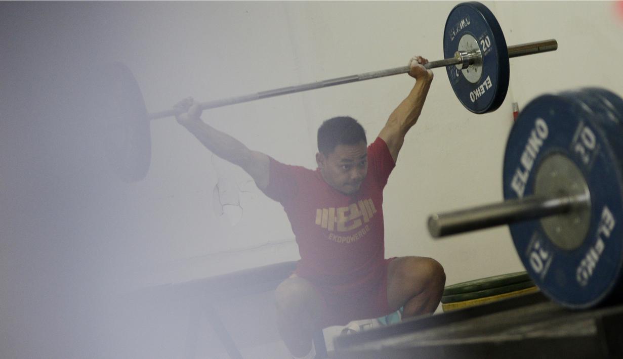 Atlet Pelatnas angkat besi, Eko Yulianto, saat latihan di Wisma Kwini, Jakarta, Senin (30/9). Latihan tersebut dalam rangka persiapan jelang Sea Games 2019 di Filipina. (Bola.com/M Iqbal Ichsan)