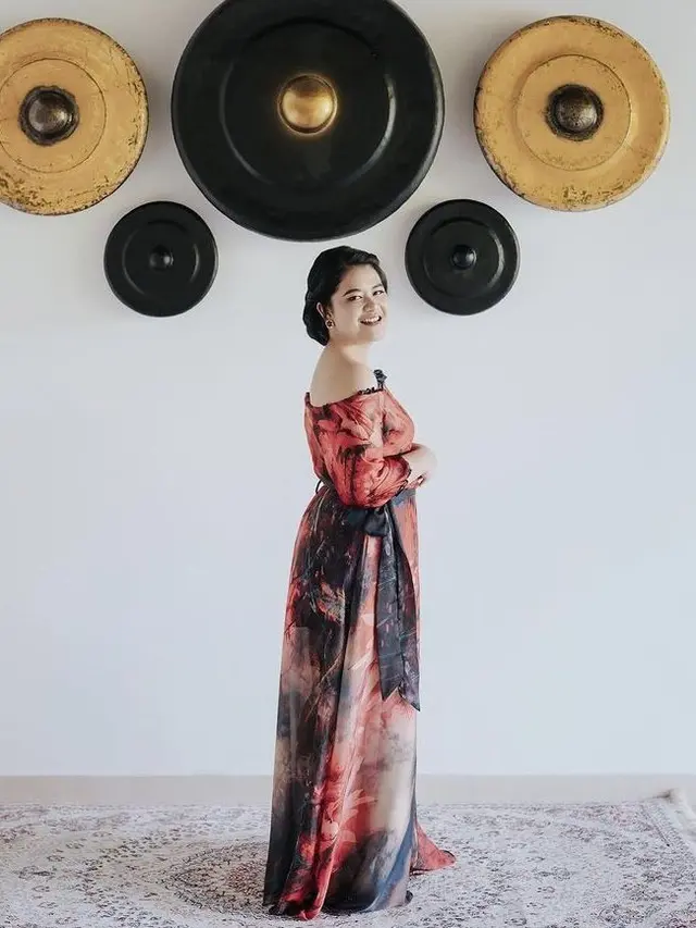 Pakai Gaun Merah, Ini 6 Pemotretan Terbaru Kahiyang Ayu Pamer Bahu