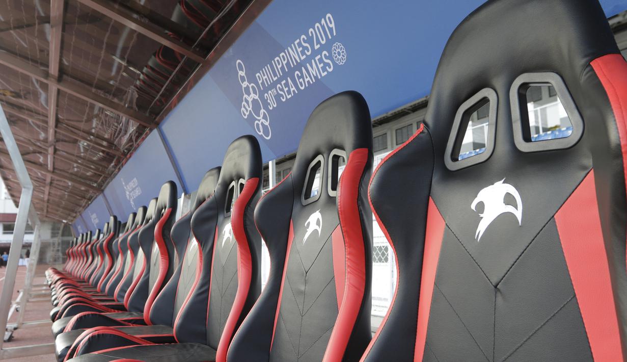 Suasana kursi pemain dari Stadion Rizal Memorial di Manila, Senin (25/11). Lokasi ini akan menjadi venue cabang sepak bola SEA Games 2019. (Bola.com/M Iqbal Ichsan)