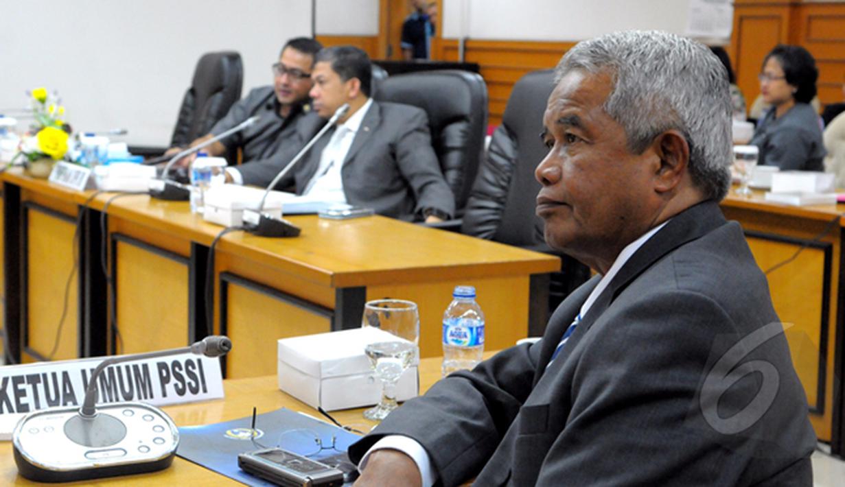 Ketua Umum PSSI Djohar Arifin saat mengikuti rapat dengar pendapat umum bersama PSSI dan perwakilan 18 klub kompetisi Indonesia Super League (ISL) di Gedung DPR RI, Jakarta (23/2/2015). (Liputan6.com/Andrian M Tunay)