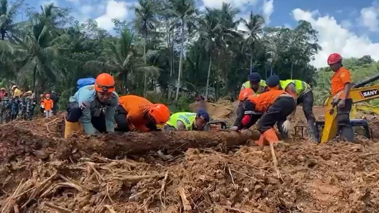 Satbrimob Polda Jateng Temukan Dua Korban Meninggal Dunia dalam Operasi SAR Longsor Majenang