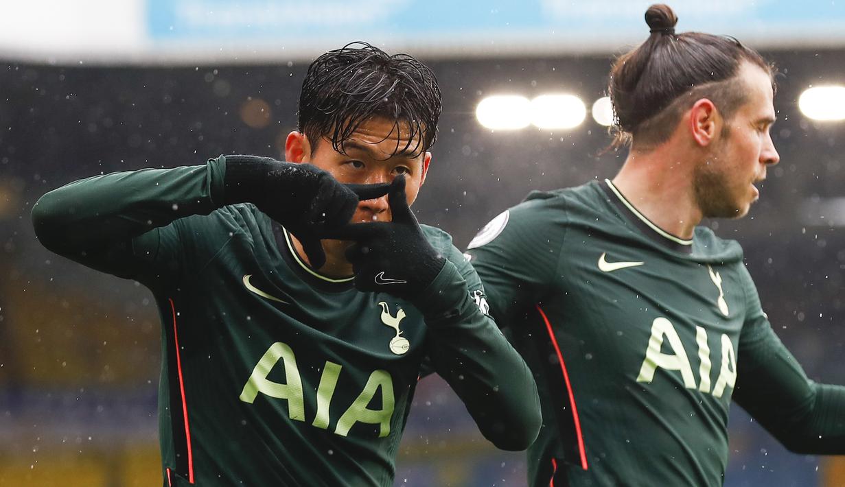 Striker Tottenham Hotspur, Son Heung-Min (kiri) melakukan selebrasi usai mencetak gol ke gawang Leeds United dalam laga lanjutan Liga Inggris 2020/2021 pekan ke-35 di Elland Road, Leeds, Sabtu (8/5/2021). Tottenham kalah 1-3 dari Leeds. (AP/Jason Cairnduff/Pool)