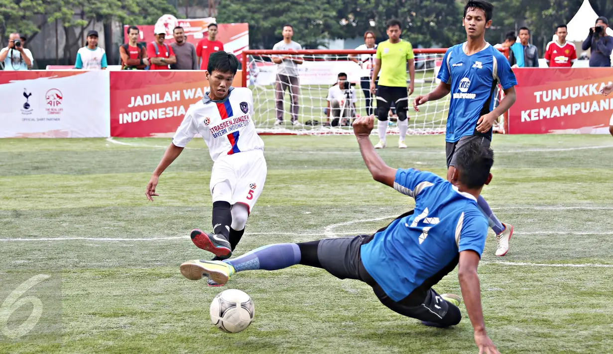 Sejumlah pemain beraksi di kompetisi sepak bola AIA Championship di Jakarta, Minggu (28/2/2016). Kompetisi digelar untuk mencari tim yang akan bergabung dengan Bambang Pamungkas pada kompetisi regional AIA Championship. (Liputan6.com/Immanuel Antonius) 