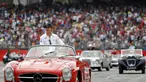 Jelang berlaga di GP Jerman, beberapa pembalap Formula Satu berparade mengelilingi Sirkuit Hockenheim menggunakan mobil antik, (20/7/2014). (REUTERS/Kai Pfaffenbach)