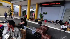 Lima hari menjelang perayaan Idul Fitri 1435 H (H-5) Tanjung Priok terlihat sepi dari aktivitas mudik (Liputan6.com/Faizal Fanani)