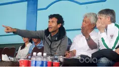 Pelatih Timnas Indonesia, Luis Milla, dan asistennya Miguel Gandia yang ikut menemani pemantauan pemain pada laga Piala Presiden 2017 di Malang. Luis Milla dan Danurwindo aktif berbincang di Tribun. (Bola.com/Benediktus Gerendo Pradigdo)