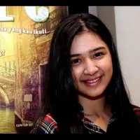 Mikha Tambayong dan El Jallaludin Rumi sering pulang pagi bareng. bukan karena ada relasi spesial tapi karena keduanya terlibat di sinetron yang sama.