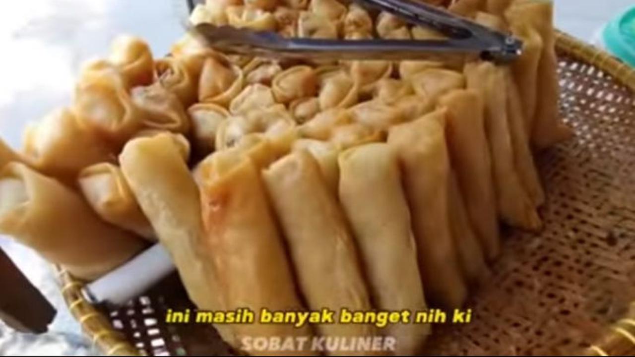 Jualan Lumpia, Tak Mau Repotkan Anak