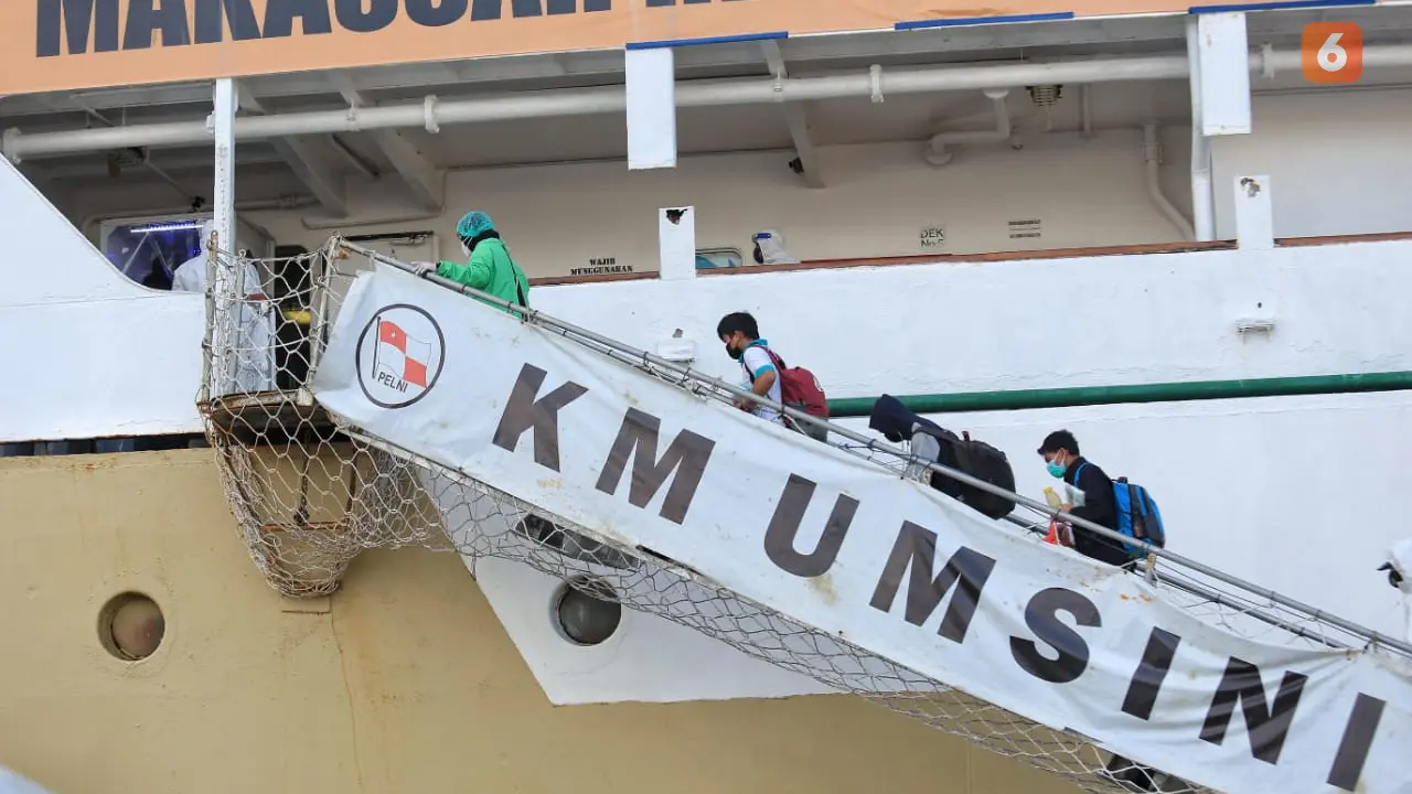 Momen ketika pasien Covid-19 naik ke KM Umsini untuk menjalani isolasi apung terpadu (Liputan6.com/Fauzana)