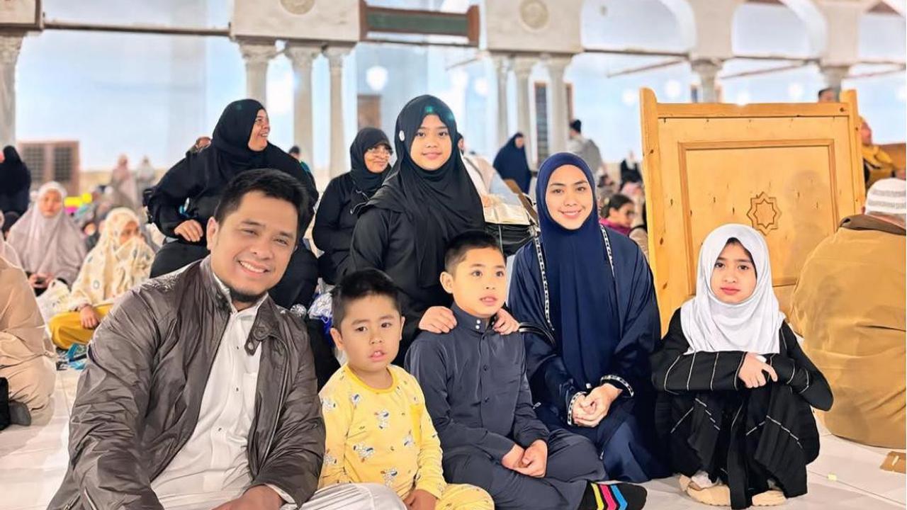 Potret Keluarga Oki Setiana Dewi, Menyambut Malam ke-27 Ramadan di Masjid Al-Azhar Kairo