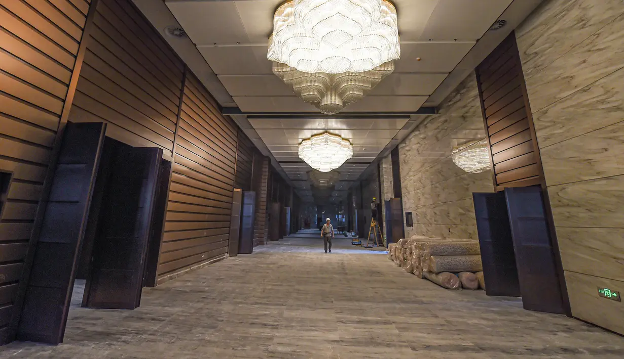 Foto yang diabadikan pada 25 Agustus 2020 ini menunjukkan proyek pembangunan tahap dua gedung Hainan International Convention and Exhibition Center di Haikou, Provinsi Hainan, China selatan. Pekerjaan utama proyek tersebut telah rampung belum lama ini. (Xinhua/Pu Xiaoxu)