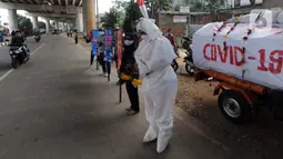 Petugas mengenakan kostum pocong saat razia penggunaan masker di kawasan Andara, Jakarta Selatan, Kamis (3/9/2020). Sejumlah razia dilakukan untuk mendisiplinkan warga mengenai protokol kesehatan menyusul masuknya DKI Jakarta ke dalam zona merah COVID-19. (merdeka.com/Arie Basuki)