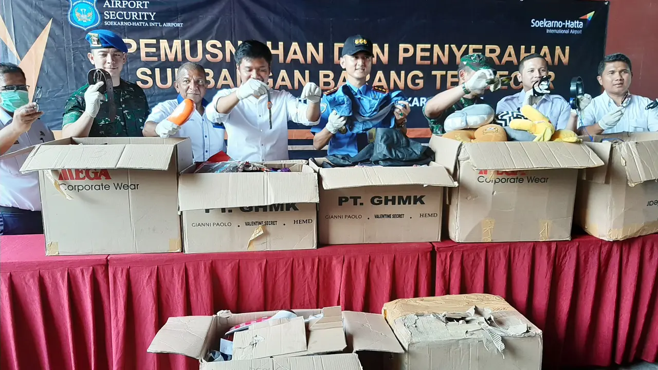Puluhan ribu barang tercecer dan tertinggal di Bandara Internasional Soekarno-Hatta dimusnahkan dengan cara dibakar, Senin (23/12/2019).