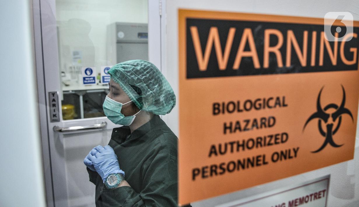 Tim medis mengenakan APD di ruang ganti sebelum memasuki laboratorium pemeriksaan Covid-19 di Labkesda DKI Jakarta, Selasa (4/8/2020). Labkesda DKI yang berjejaring dengan 47 lab se-Jakarta dalam sehari tercatat mampu menguji hampir 10.000 spesimen Covid-19 dengan metode PCR. (merdeka.com/Iqbal Nugr