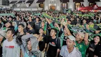 Bonek menggelar nonton bareng pertandingan Persebaya Surabaya kontra Arema FC di Surabaya, Rabu (27/3/2024) malam WIB. (Bola.com/Aditya Wany)