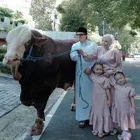 Artis Berfoto Bersama Sapi Kurban Mereka saat Iduladha 2026. [@aurelie.hermansyah]