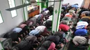 Sejumlah warga melaksanakan Shalat Jumat di sebuah masjid di kawasan Kalijodo, Jakarta, Jumat (26/2). Shalat Jumat ini merupakan yang terakhir sebelum penertiban kawasan Kalijodo oleh Pemkot DKI. (Liputan6.com/Gempur M Surya)