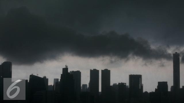 <span>Sejumlah gedung di Jakarta tertutup awan gelap sebelum turunya hujan, Rabu (7/9).  BMKG memprediksi fenomena La Nina yang mengakibatkan curah hujan tinggi akan berlangsung hingga bulan September 2016. (Liputan6.com/Johan Tallo)</span>