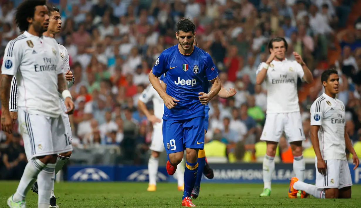 Penyerang Juventus, Alvaro Morata (tengah) merayakan selebrasi usai mencetak gol saat leg kedua semifinal Liga Champions di Stadion Santiago Bernabeu, Kamis (14/5/2015). Real Madrid bermain imbang 1-1 atas Juventus. (Reuters/Sergio Perez)
