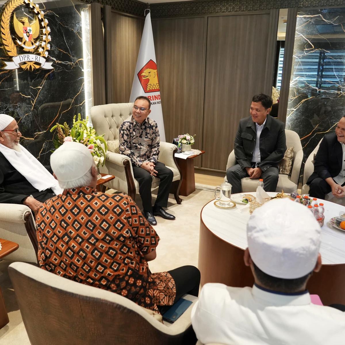 Baik Dasco ataupun Abu Bakar tampak menikmati pertemuan yang berlangsung hangat