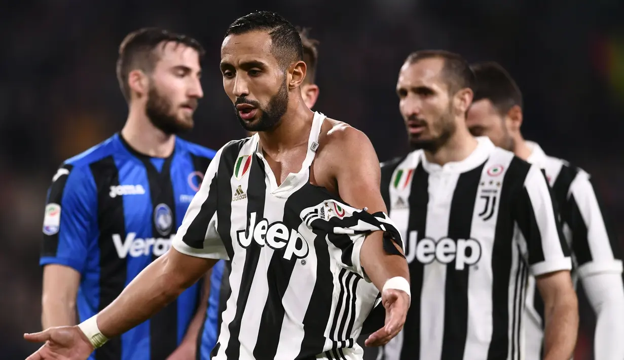 Bek Juventus, Mehdi Benatia bereaksi setelah jerseynya robek ditarik oleh pemain Atalanta, Marten de Roon dalam laga lanjutan Serie A Italia pekan ke-28 di Allianz Stadium, Kamis (15/3). Juventus menang 2-0 atas Atalanta. (MARCO BERTORELLO/AFP)