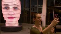 Foto selfie raksasa ini dibuat dengan 850.000 lampu LED. (Digital Trends)