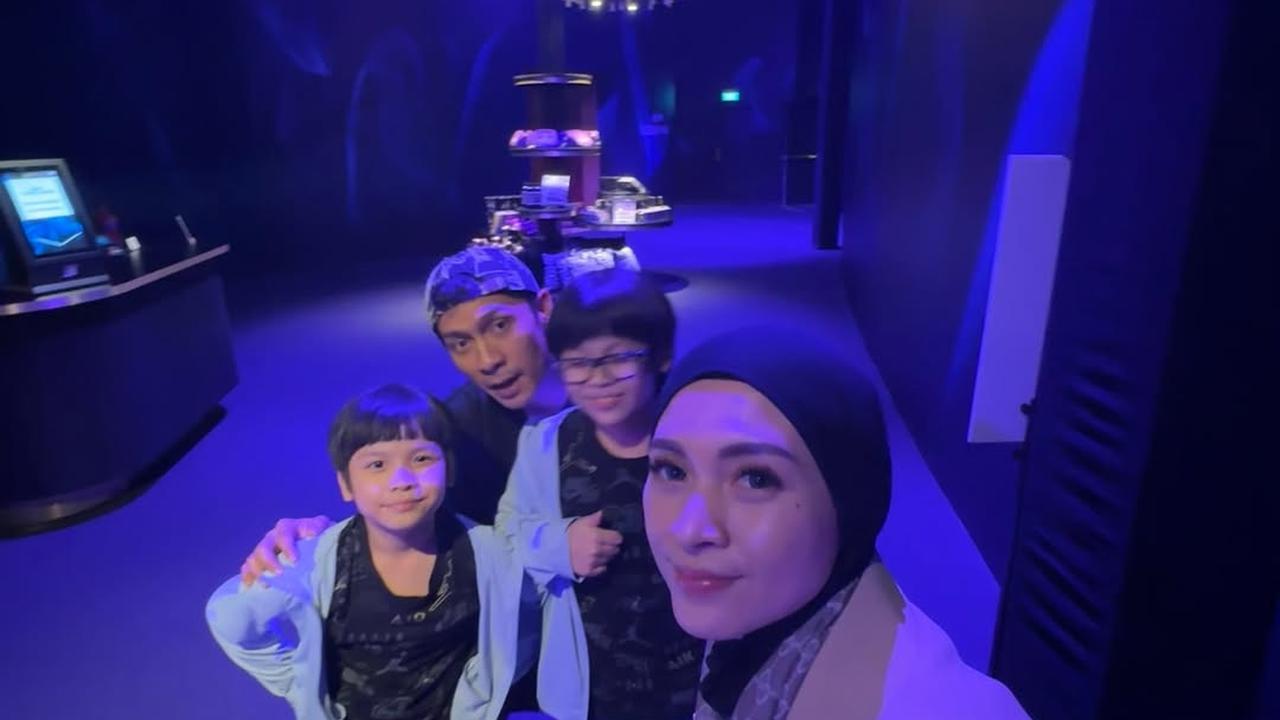 Adi Nugroho dan Donita Bagikan Potret Kedua Anaknya Tetap Mengerjakan Tugas meski Tengah Liburan