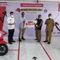 PT Astra Honda Motor memberikan donasi kepada dua SMK yang menerapkan kurikulum Teknik dan Bisnis Sepeda Motor Astra Honda. (Septian/Liputan6.com)