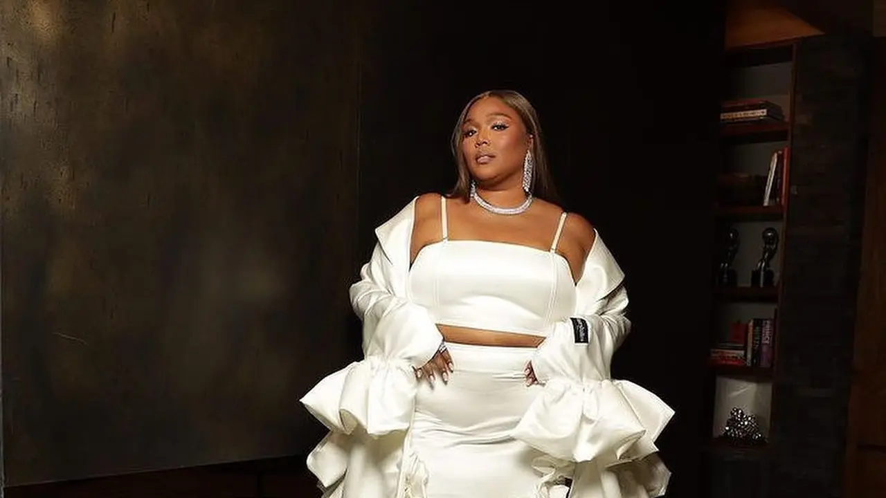 Gaya Lizzo Kenakan Dress Rancangan Desainer RI di Red Carpet Beyoncé's 'Renaissance' Movie Premiere