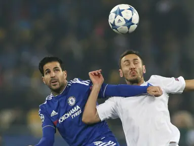 Pemain Dynamo Kiev, Serhiy Rybalka (kanan), berebut bola dengan pemain Chelsea, Cesc Fabregas, dalam lanjutan Grup G Liga Champions di Stadion Olympic, Kiev, Ukraina, Rabu (21/10/2015) dini hari WIB. (Reuters/Valentyn Ogirenko)