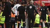 Wasit Craig Pawson (kanan) saat memimpin laga Manchester United (MU) kontra Liverpool dalam lanjutan Liga Inggris di Old Trafford, Sabtu (10/3/2018). MU menang 2-1 atas Liverpool. (Oli SCARFF / AFP)