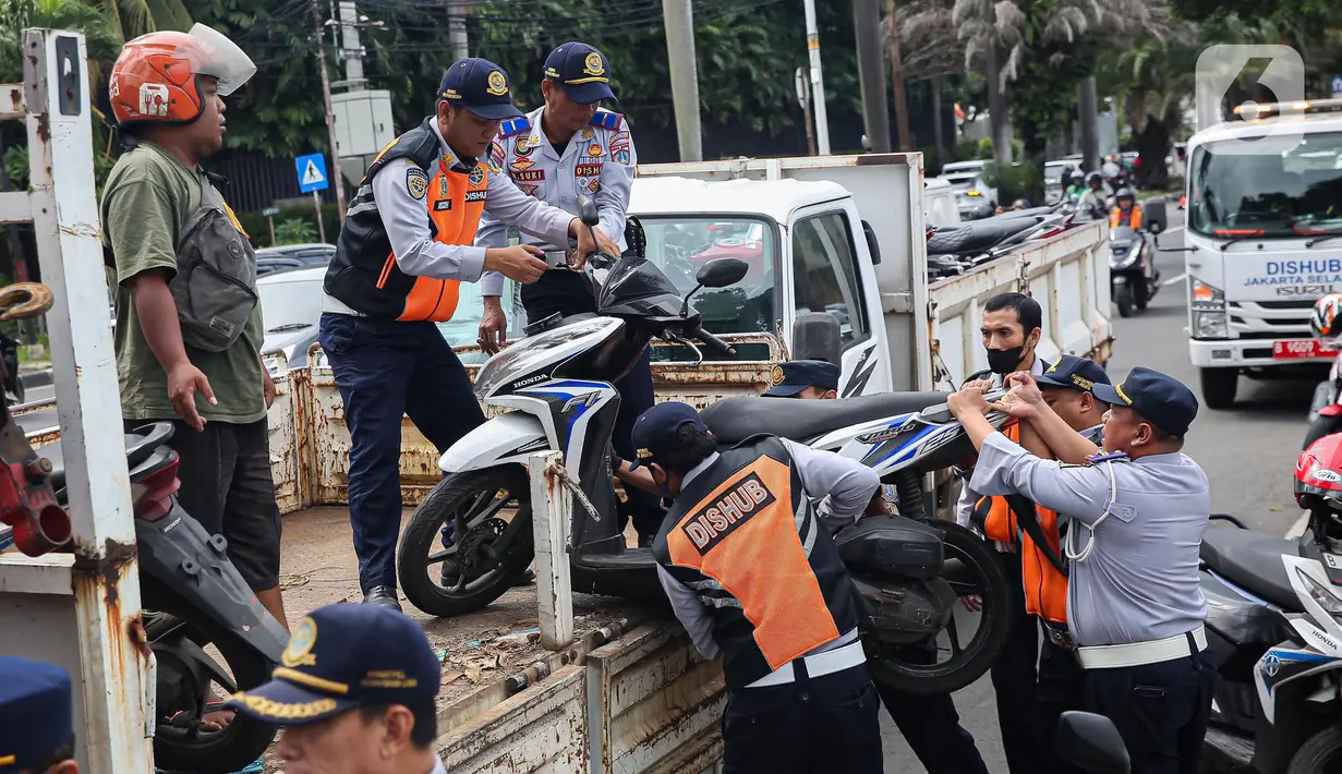 Kendaraan roda dua yang terjaring kemudian didata di kantor Suku Dinas Perhubungan Jakarta Selatan. (Liputan6.com/Angga Yuniar)