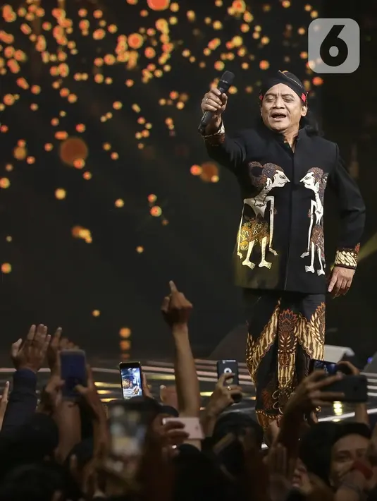 Penampilan penyanyi campursari Didi Kempot dalam Shopee 12.12 Birthday Sale di kawasan Kebon Jeruk, Jakarta, Kamis (12/12/2019). Pria yang dijuluki The Godfather of Broken Heart tersebut membawakan lagu Pamer Bojo, Sewu Kutho, Bayu Langit, dan lain-lain. (Fimela.com/Bambang E. Ros)