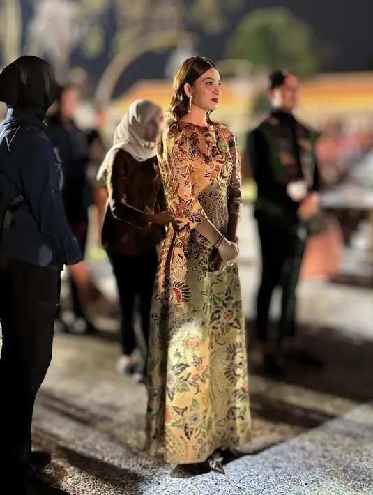 Saat HUT Dekranasda Solo, Selvi Ananda terlihat anggun dengan dress Batik panjang cokelat. Motif batiknya didominasi dengan bunga. [@mel_ahyar]