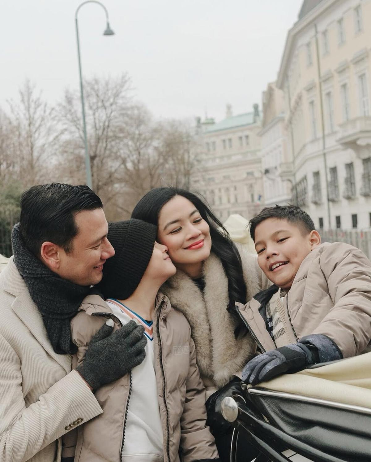 Potret Liburan Titi Kamal dan Christian Sugiono Bersama Kedua Anak, Disebut Sosok Keluarga Impian