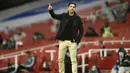 Pelatih Arsenal, Mikel Arteta, memberikan arahan kepada anak asuhnya saat melawan Leicester City pada laga Premier League di Stadion Emirates, Selasa (7/7/2020). Kedua tim bermain imbang 1-1. (AP Photo/Adam Davy,Pool)