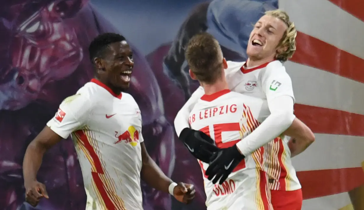 Gelandang RB Leipzing, Emil Forsberg, merayakan gol yang dicetaknya ke gawang Union Berlin pada laga lanjutan Liga Jerman di Red Bull Arena Stadium, Kamis (21/1/2020) dini hari WIB. RB Leipzig menang tipis 1-0 atas Union Berlin. (AFP/Annegret Hilse/pool)