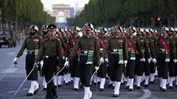 Kontingen Angkatan Darat India untuk pertama kalinya dalam 107 tahun akan berbaris bersama tentara Prancis di Paris selama Parade Hari Bastille. (AP Photo/Christophe Ena)