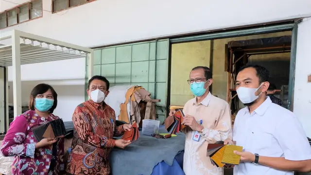 Kepala Badan Pengembangan Sumber Daya Manusia Industri (BPSDMI) Kementerian Perindustrian, Arus Gunawan (kedua kiri) memperlihatkan bahan baku untuk proses produksi di industri pengolahan kulit. (Dok Kemenperin)